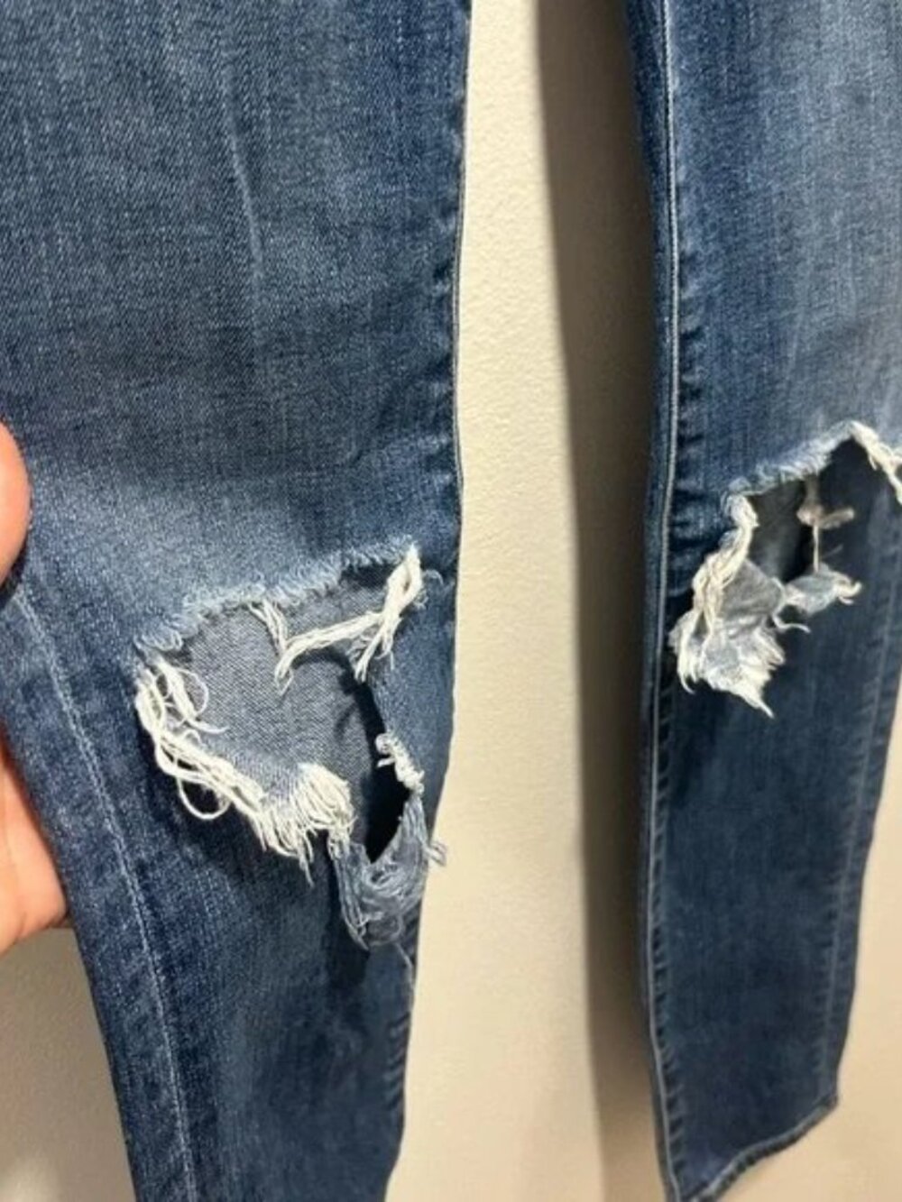 🌈 PARADISE MINE by ARITZIA jeans, low rise skinny, size 24, ripped knees - Picture 7 of 10